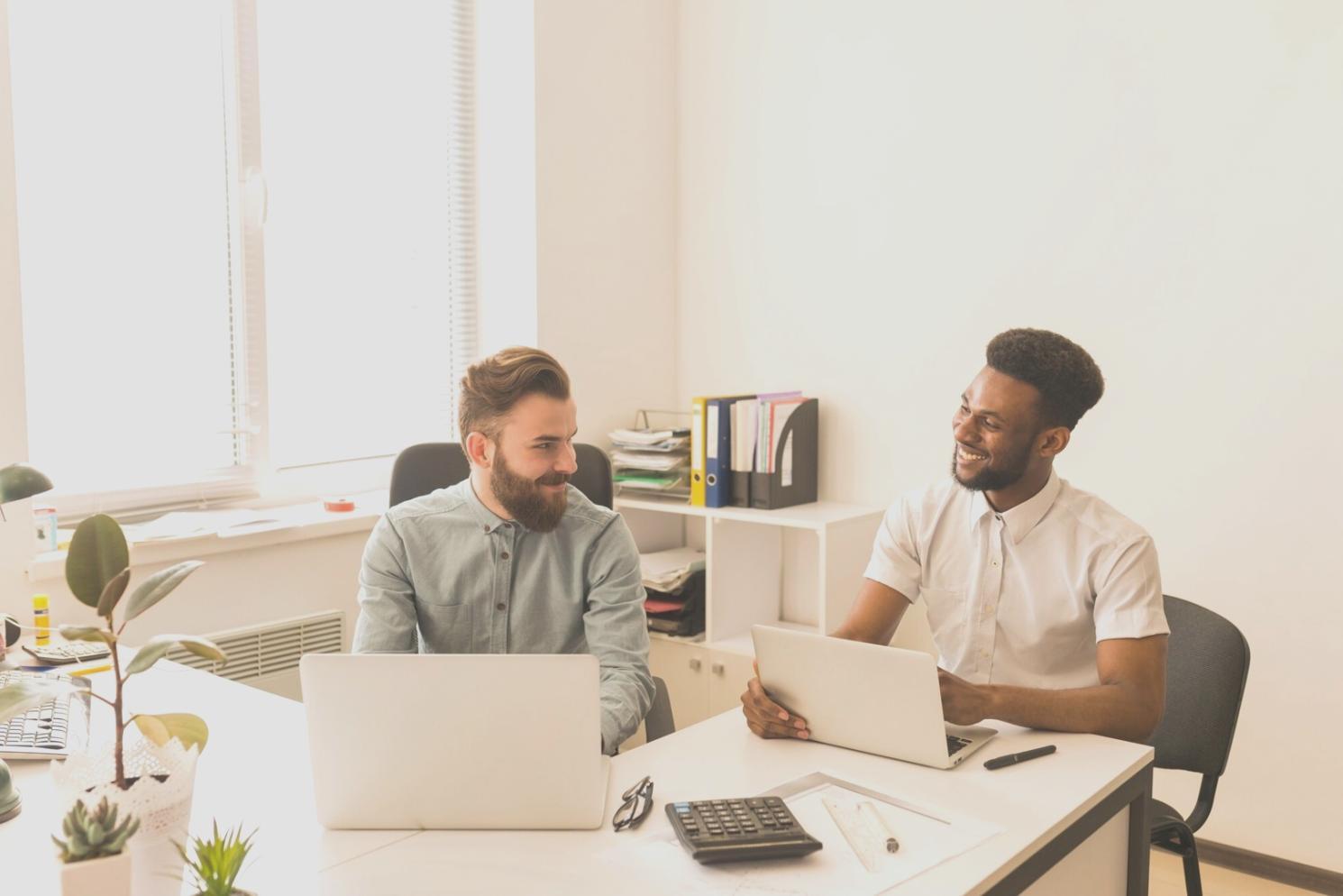 Teilnehmerin beim digitalen Lernen mit Finanzunterlagen
